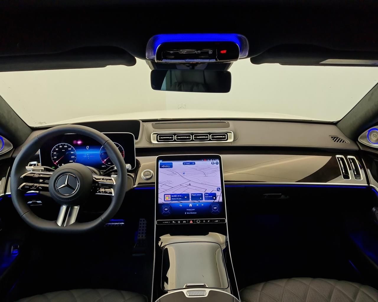 MERCEDES S 450d 4MATIC AMG LONG | FACELIFT | SKLADEM | české předváděcí auto | luxusní prodloužená limuzína | nafta 390 koní | bílá metalíza s černou kůží | maximální výbava | VIP sleva | nákup online | AUTOiBUY.com